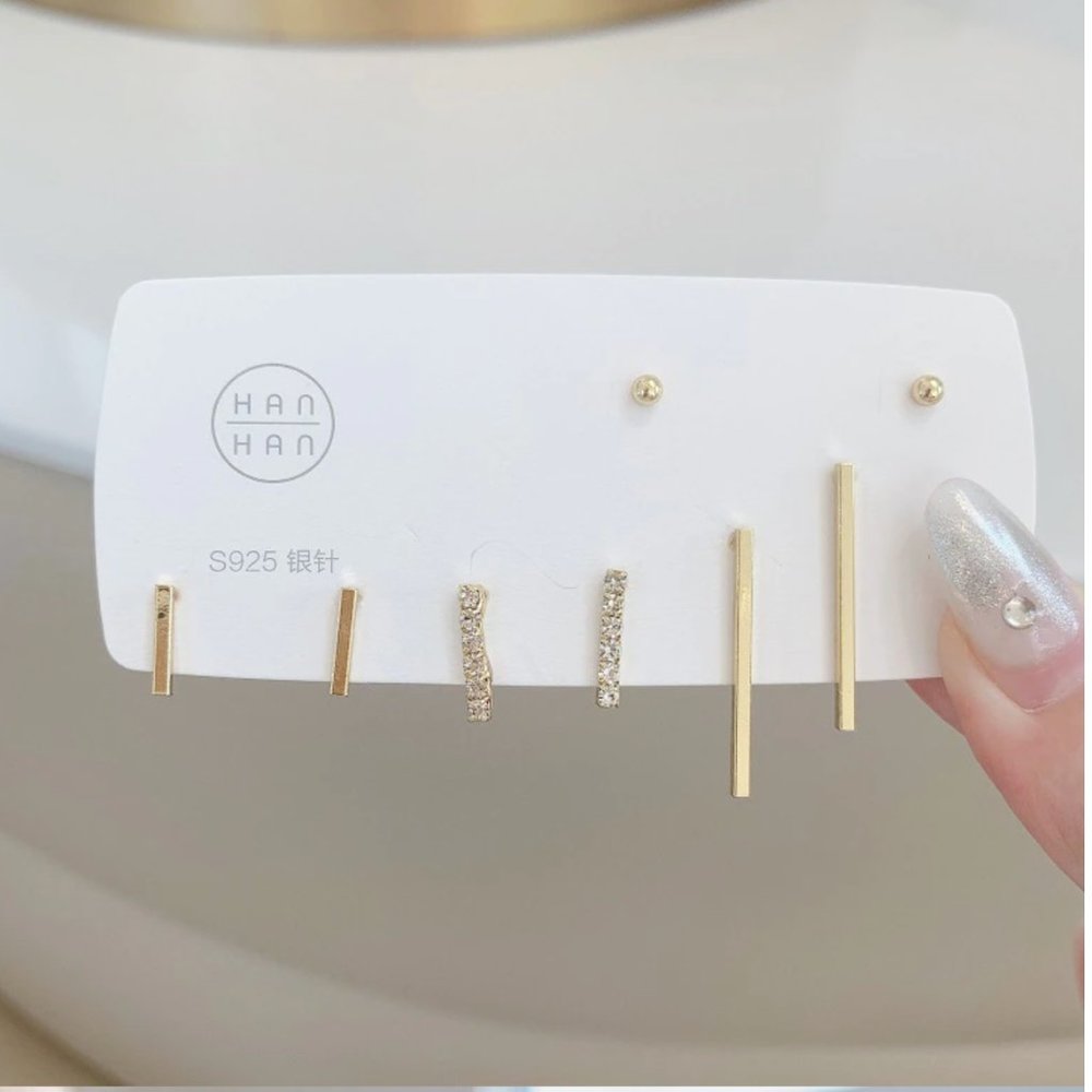 ❣️NWT Geometric Earring Set in Gold❣️